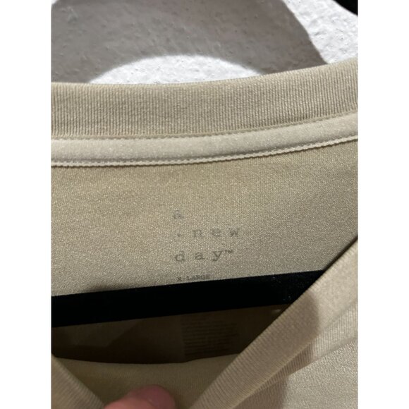 NEW Women's Slim Fit Short Sleeve Seamless Shirt a New Day XL: Lightweight MSRP - Picture 4 of 4